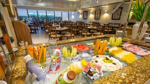 Zona de bufé con diferentes opciones de comida y bebidas.