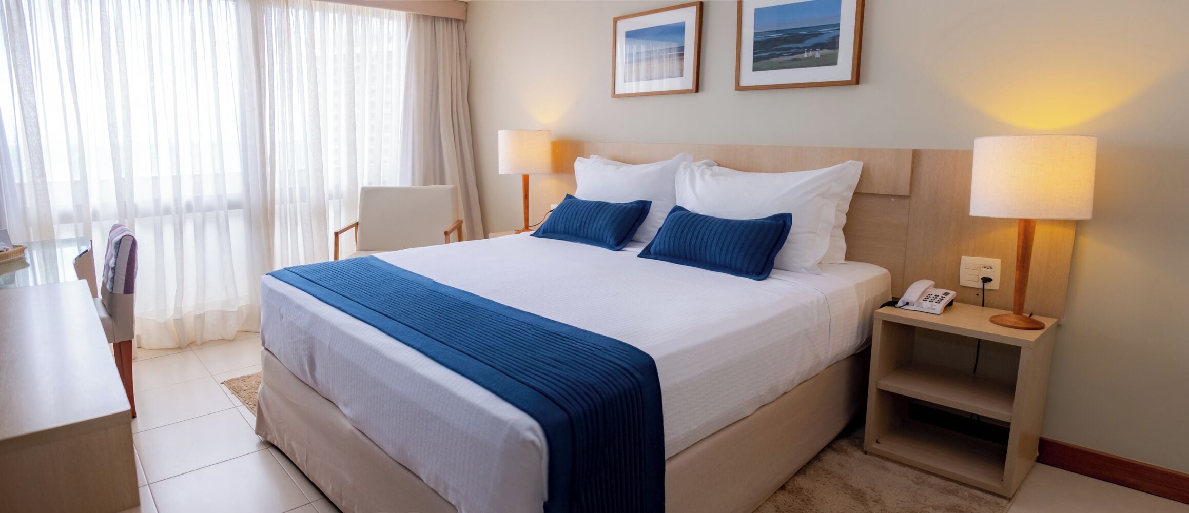 PREMIUM CASAL | Minibar, brankas, meja kerja, dan ruang kerja ramah laptop