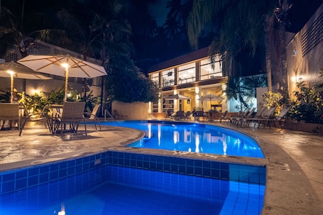 Hồ bơi ngoài trời, ghế dài tắm nắng