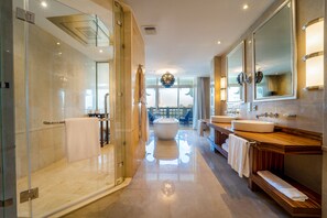 Royal-Suite | Badezimmer | Badewanne und Dusche (separat), Designer-Toilettenartikel, Haartrockner