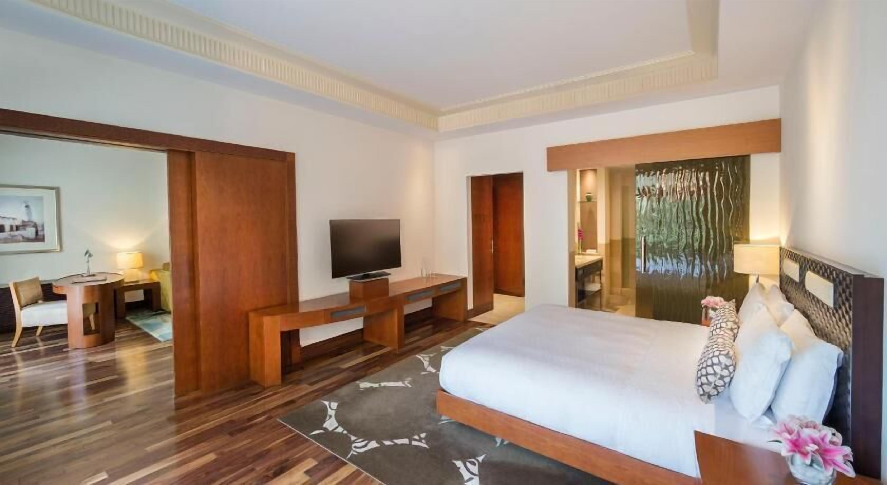 Premium bedding, in-room safe, individually decorated