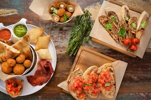 5 restaurants, breakfast, lunch, dinner served; Italian cuisine 