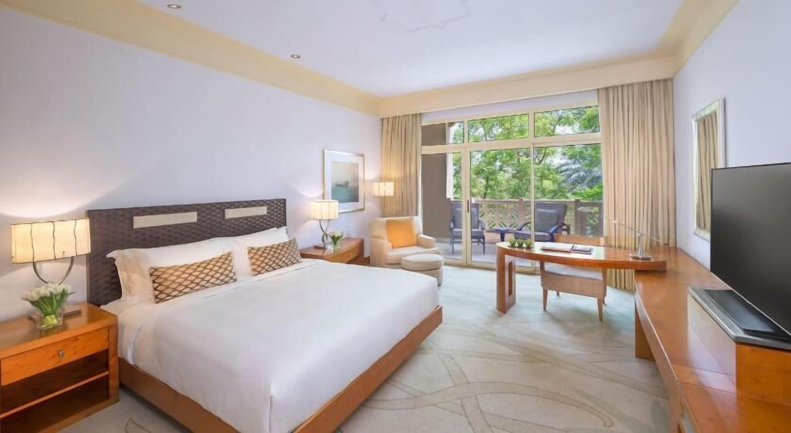 Premium bedding, in-room safe, individually decorated