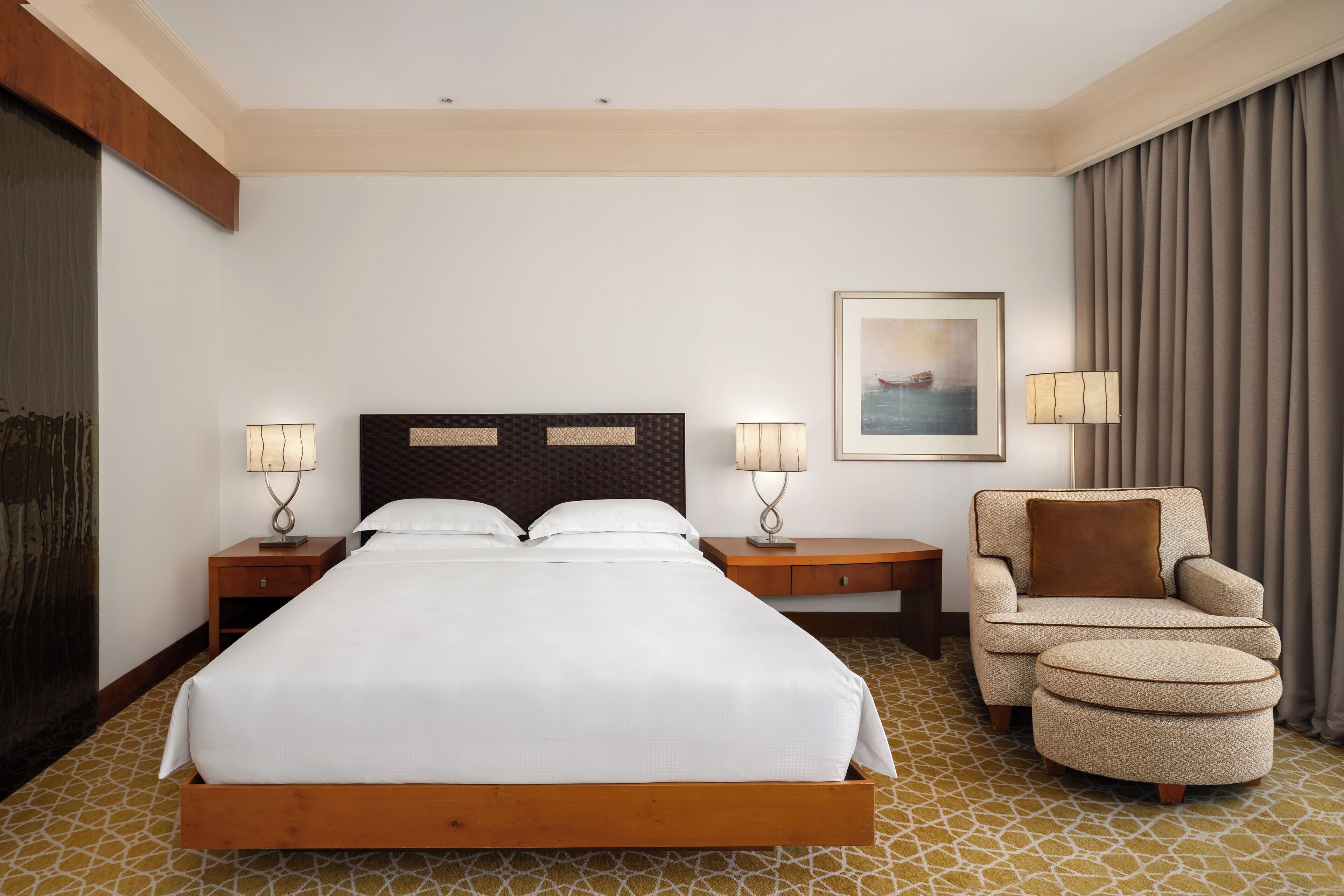 Sängtillbehör av högsta kvalitet och värdeförvaringsskåp på rummet