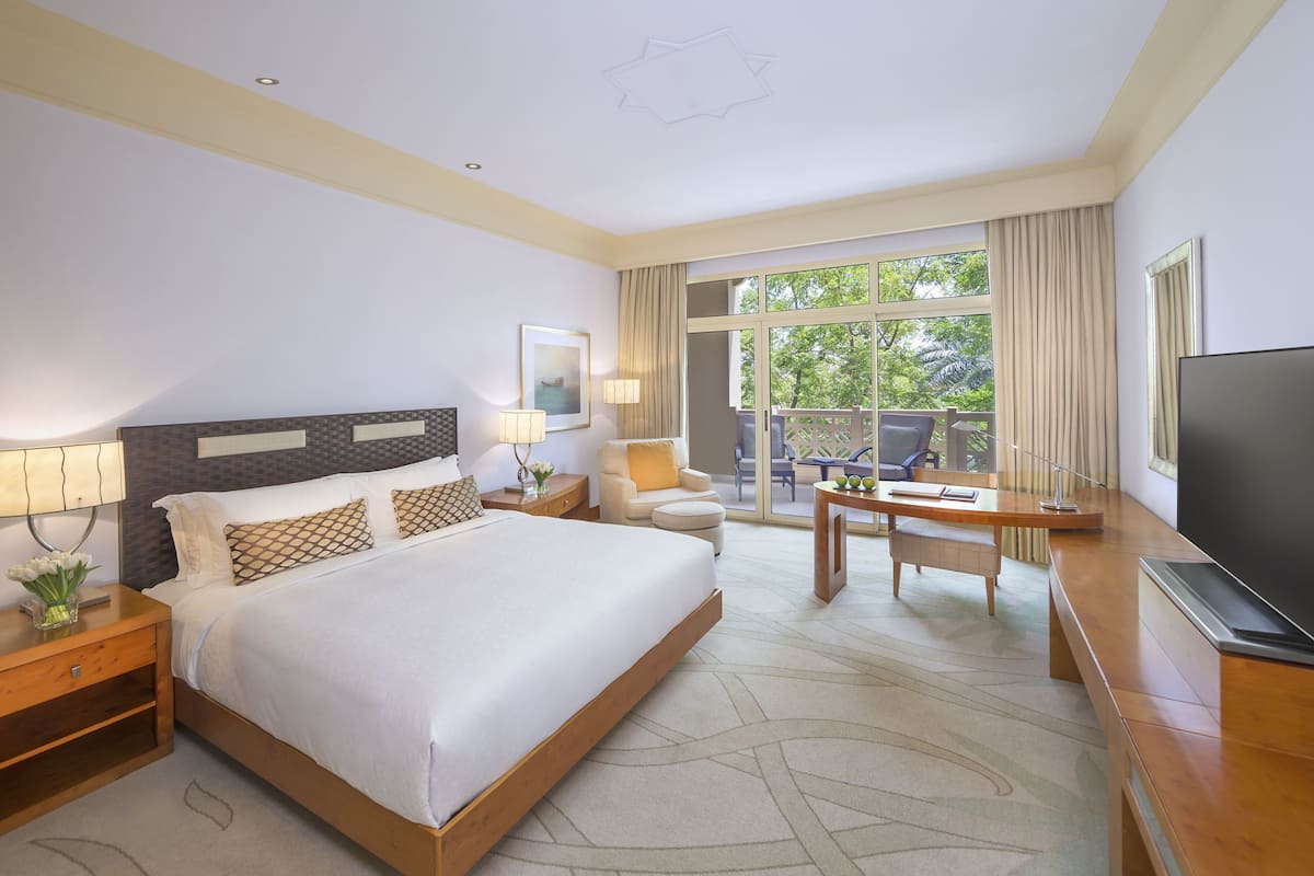 Premium bedding, in-room safe, individually decorated