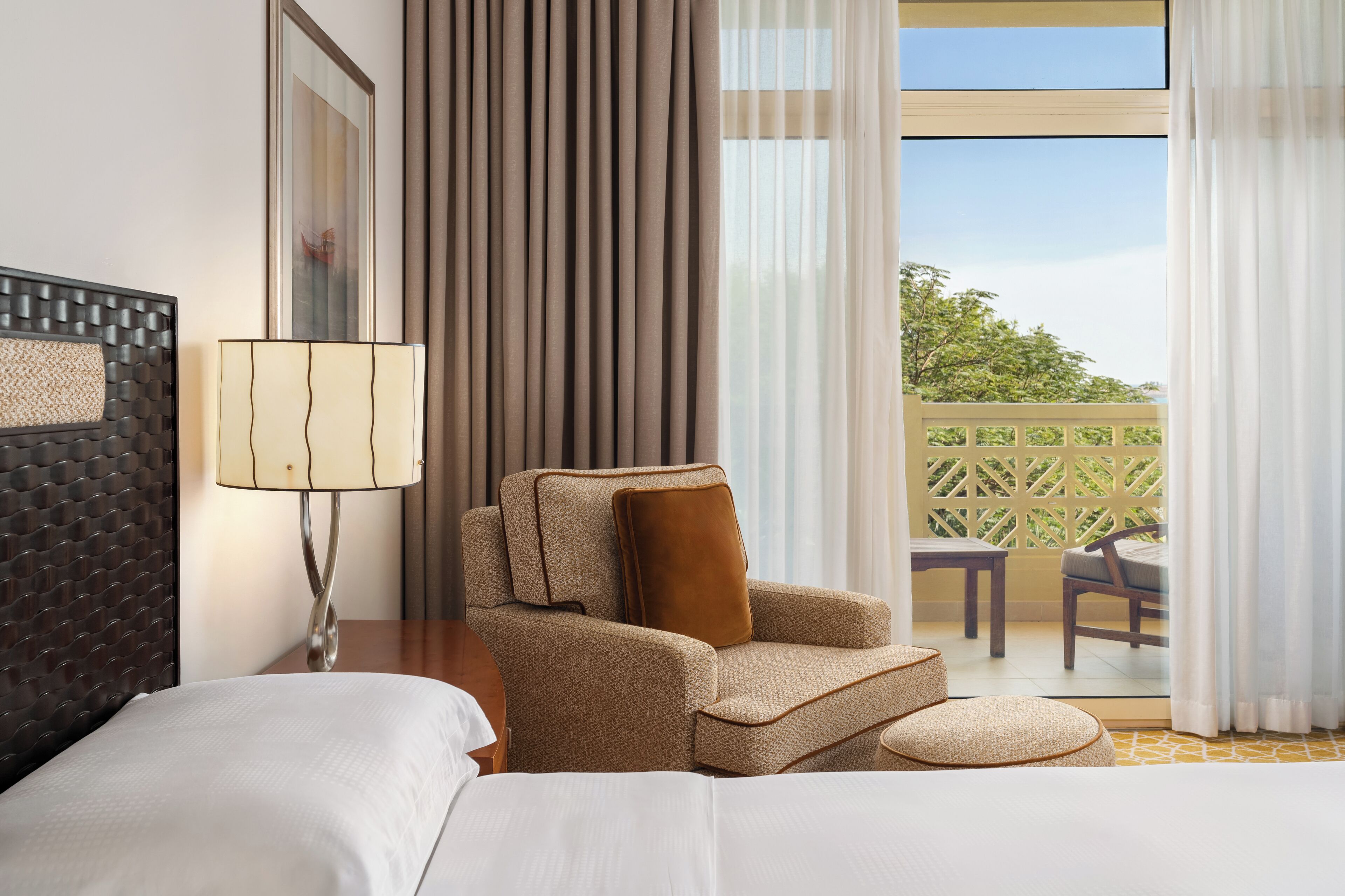 Ropa de cama de alta calidad y caja de seguridad en la habitación 