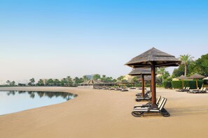 Private beach, beach cabanas, sun loungers, beach umbrellas - Grand Hyatt Doha Hotel and Villas (Doha)