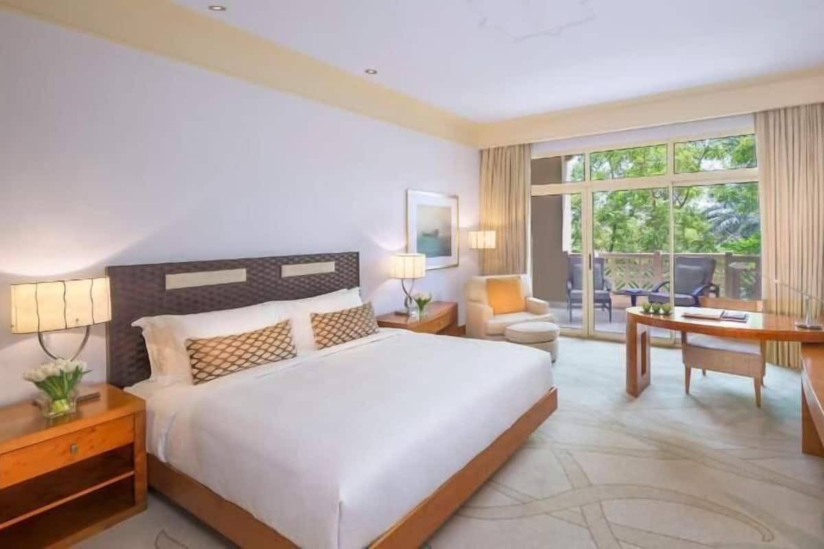 Premium bedding, in-room safe, individually decorated