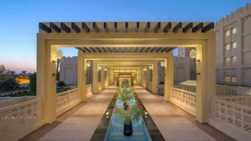 Salas de tratamiento para parejas, sauna y tina de hidromasaje