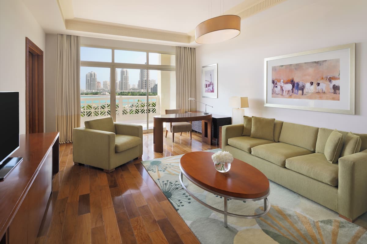 Grand, Suite, 1 cama de matrimonio grande | Zona de estar | Una televisión de pantalla plana