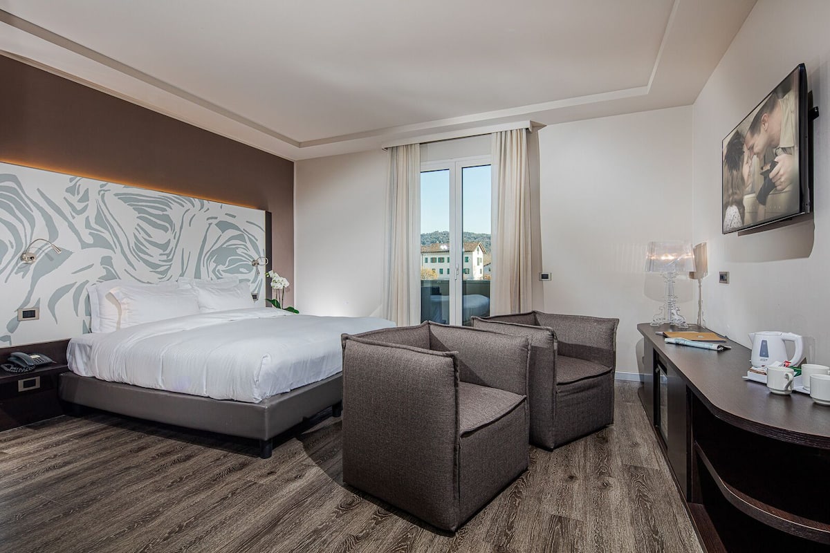 Premium bedding, down comforters, pillowtop beds, minibar