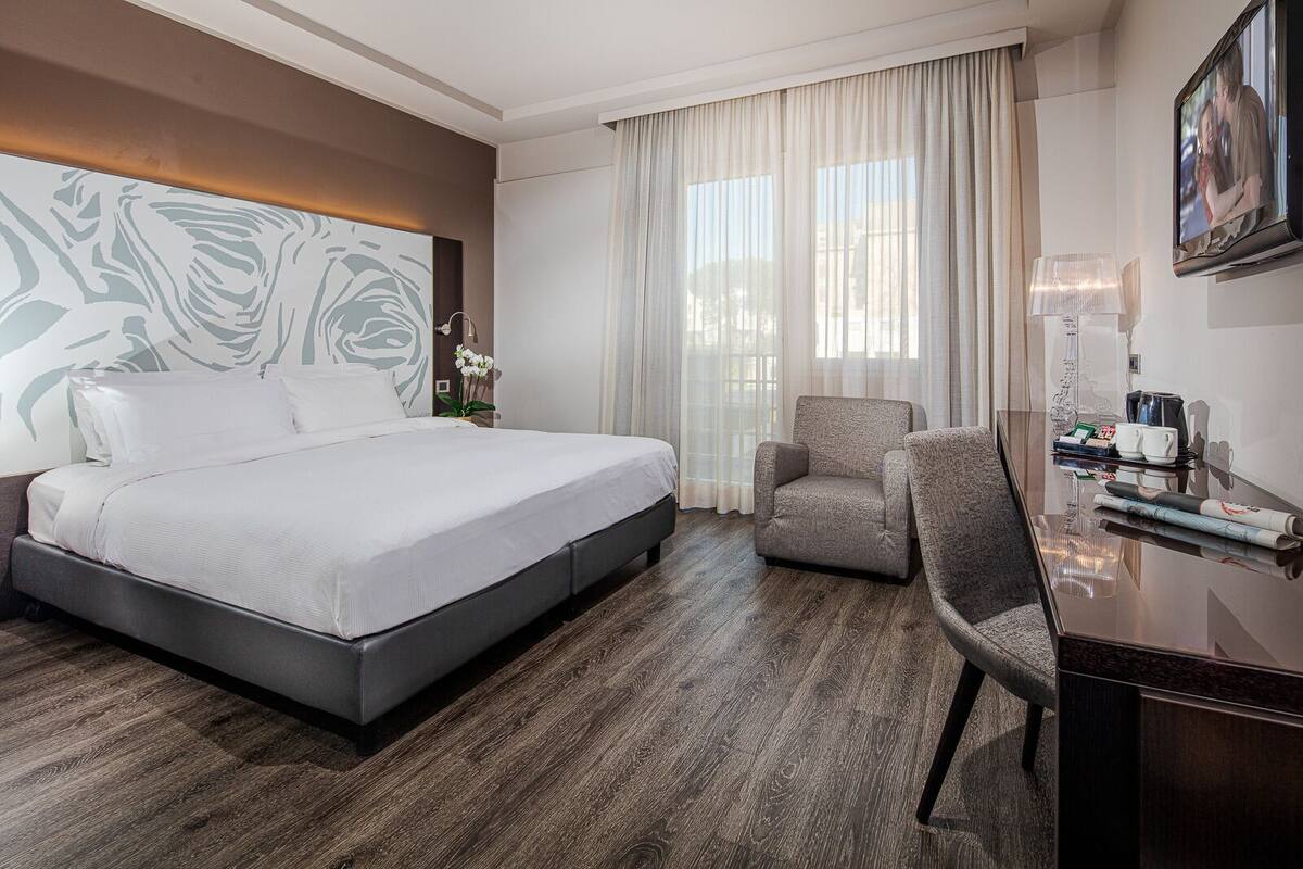 Seprai premium, selimut bulu angsa, bantalan ekstra lembut, dan minibar