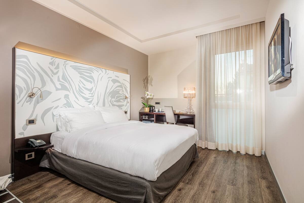 Seprai premium, selimut bulu angsa, bantalan ekstra lembut, dan minibar