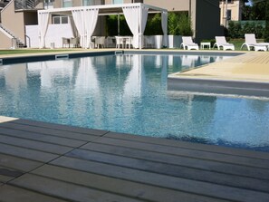 حيث تُقدم وجبات الإفطار، الغداء، العشاء، الأطباق الإقليمية