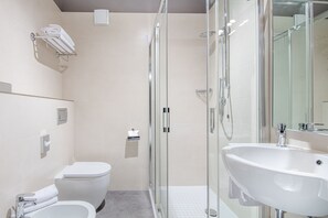 Shower, rainfall showerhead, free toiletries, hair dryer - Hotel Franz (Gradisca d'Isonzo)