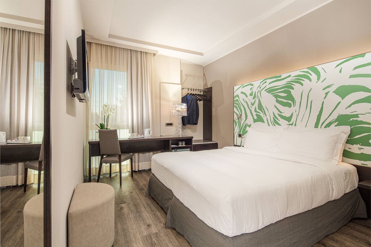 Seprai premium, selimut bulu angsa, bantalan ekstra lembut, dan minibar