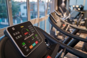 Una bicicleta estática con pantalla digital y panel de control.