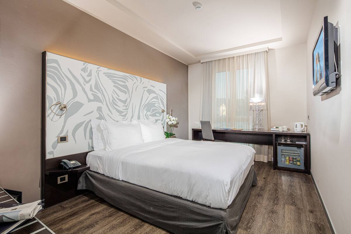 Seprai premium, selimut bulu angsa, bantalan ekstra lembut, dan minibar