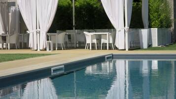 Piscina stagionale all'aperto, ombrelloni da piscina, lettini
