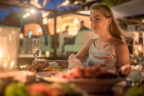 Aamiainen, lounas ja illallinen; näkymät rannalle