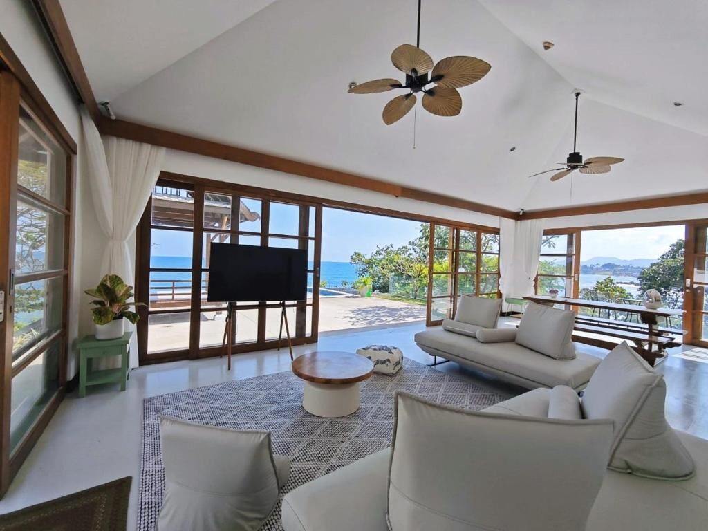 Vila superluxo, 5 quartos, vista para o oceano (Oceanfront Pool Villa with Kitchen) | Área de estar | TV LED 55 cm com canais digitais, filmes pagos