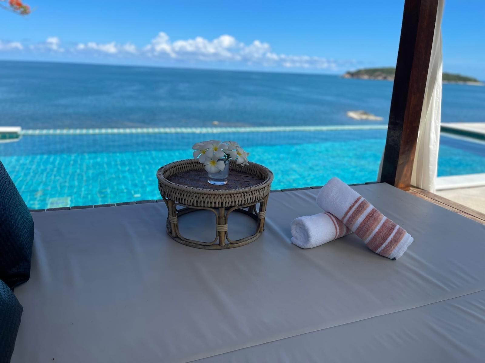 Oleskelualue, josta on näkymä uima-altaalle ja merelle.