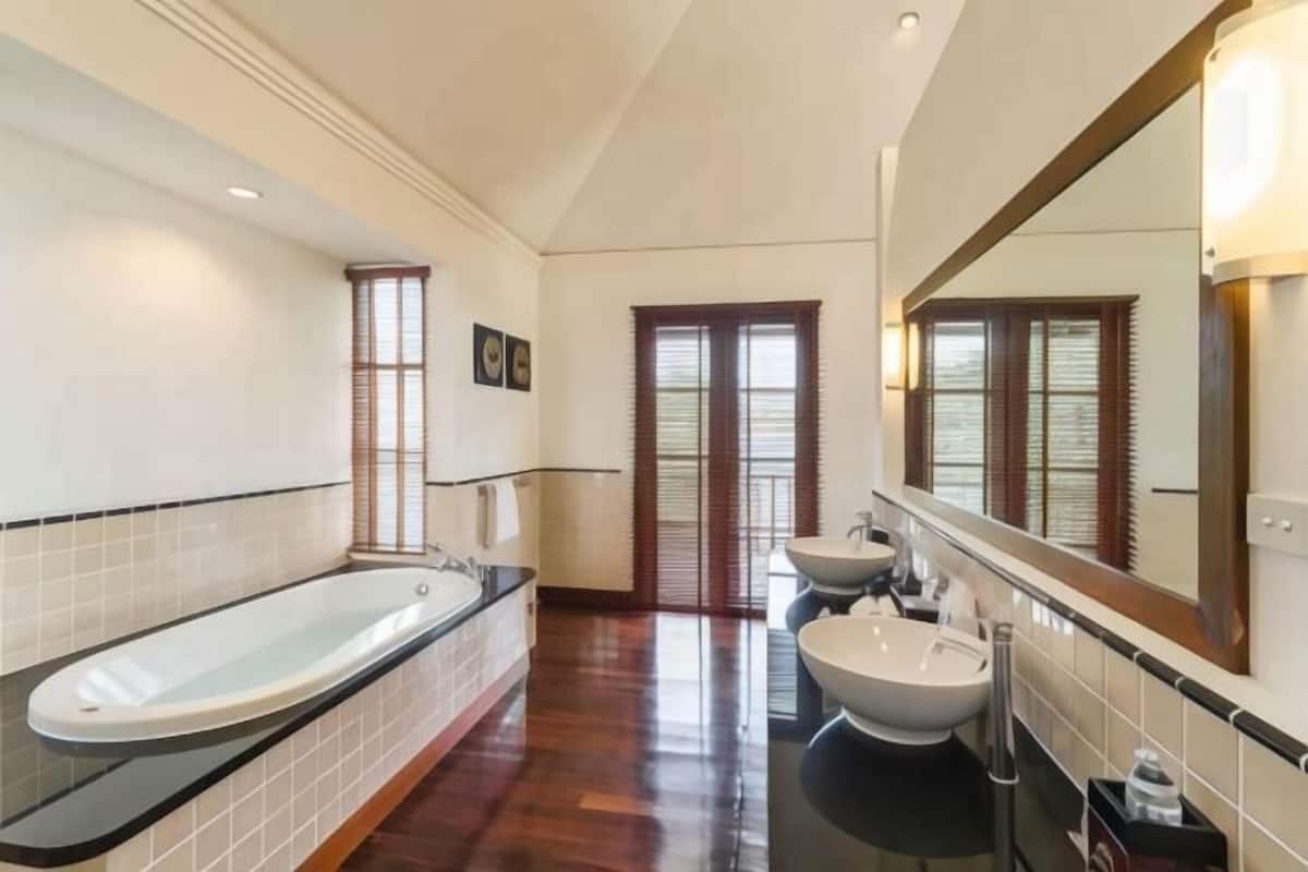 Bathroom | Separate tub and shower, deep soaking tub, rainfall showerhead