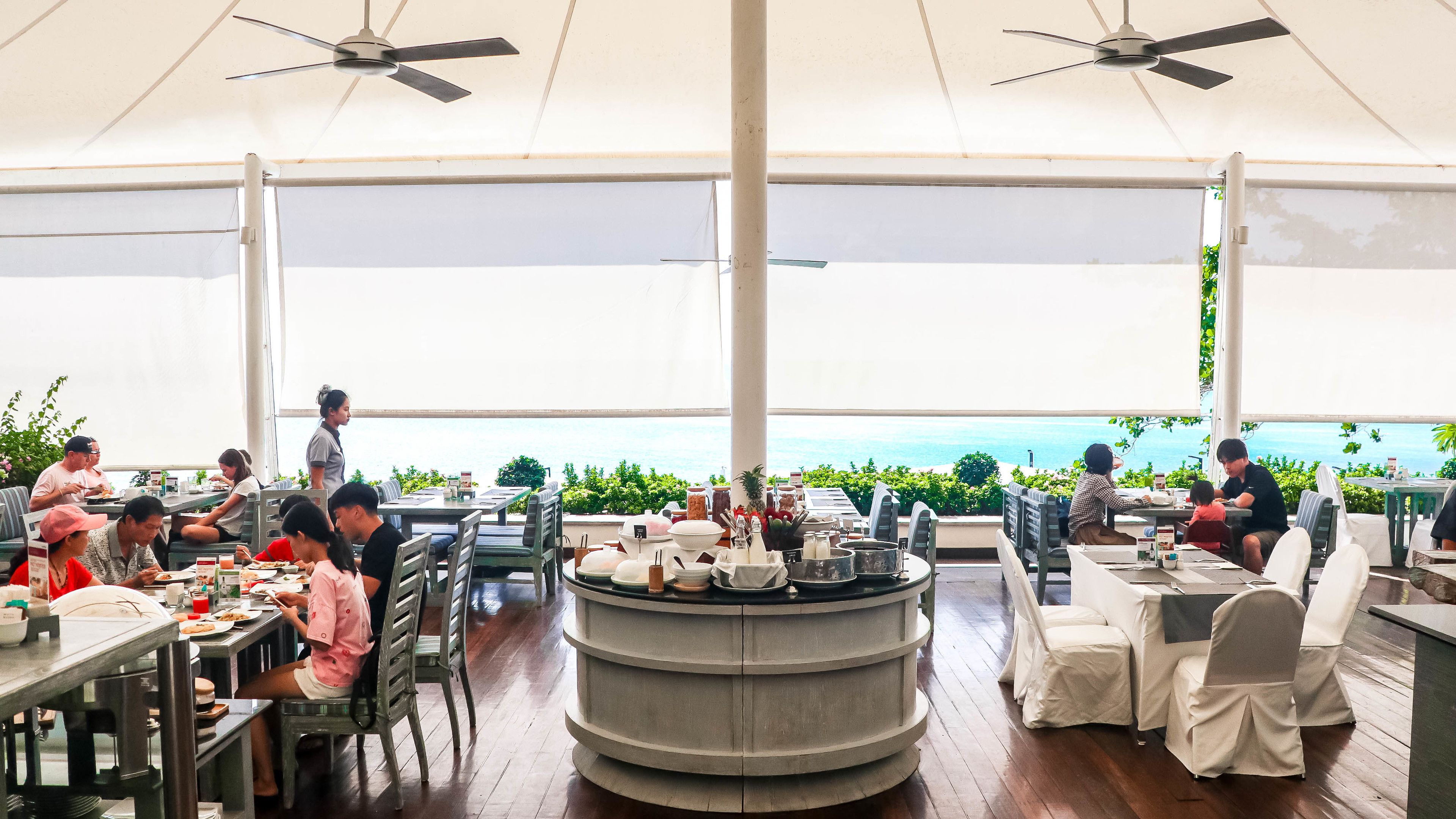 daily cooked-to-order breakfast (thb 750 per person)