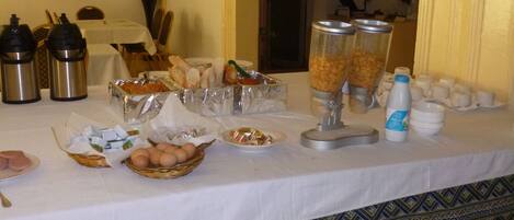 Una mesa de buffet con diversos alimentos y salsas.
