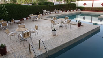 Piscine extérieure, parasols de plage, chaises longues