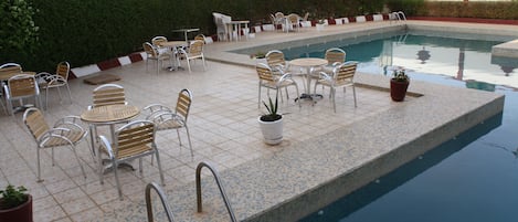 Ulkouima-allas, aurinkovarjoja, aurinkotuoleja