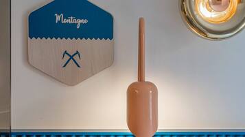 Un letrero en la pared con la palabra "Montagne" y un símbolo de hacha.