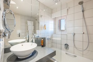 Habitación estándar | Baño | Amenidades de baño gratuitas y toallas