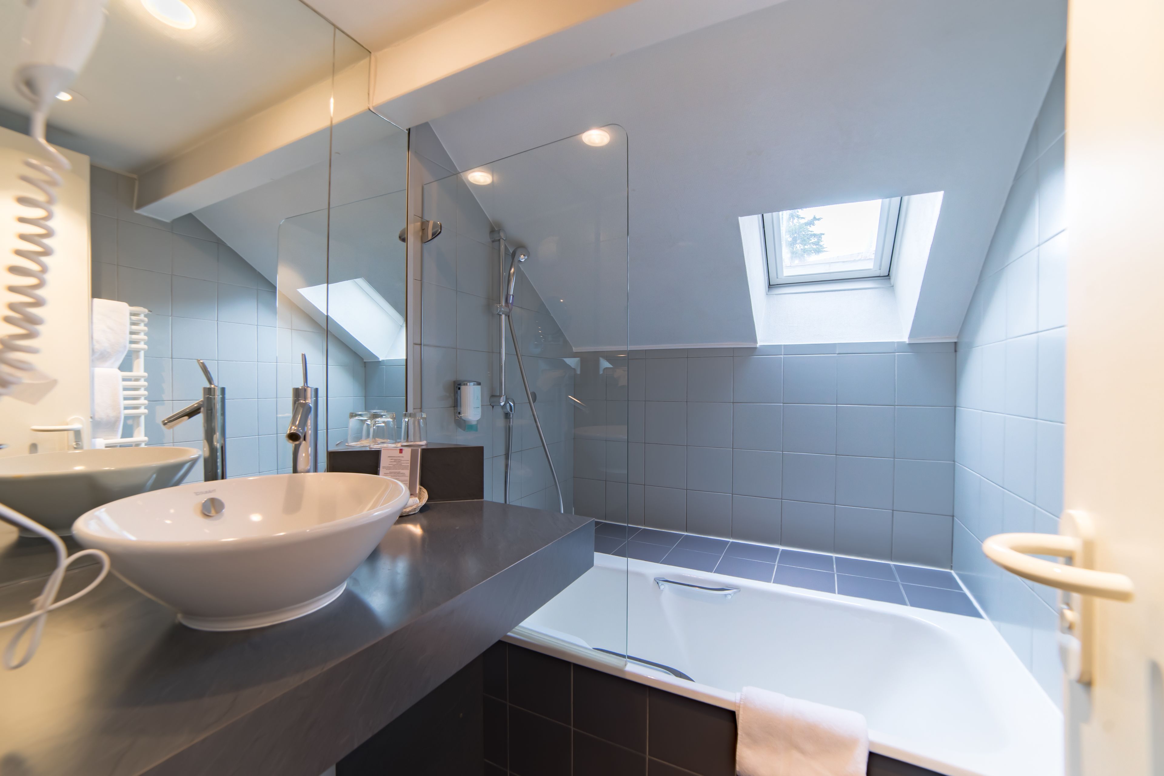 premium double room | bathroom | free toiletries, towels