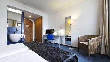 Badewanne, kostenlose Toilettenartikel, Haartrockner, BademÀntel