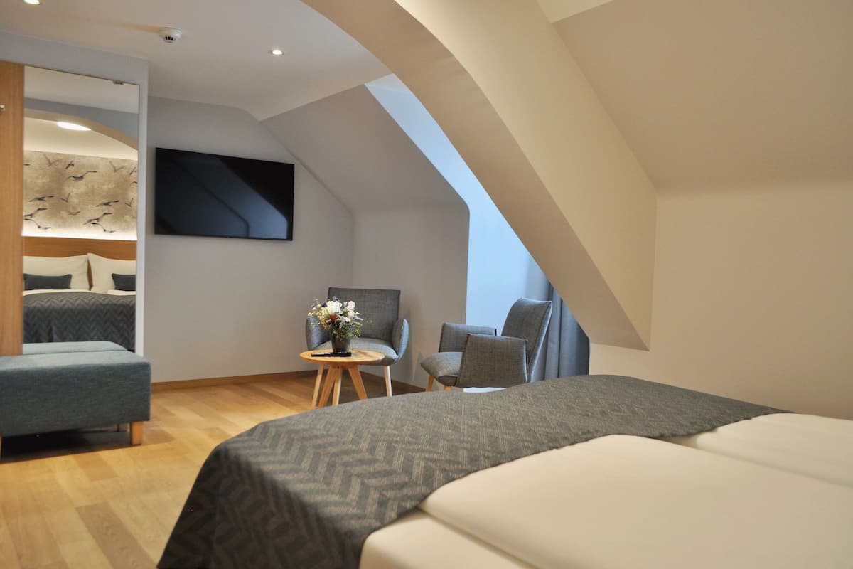 premium bedding, minibar, in-room safe, laptop workspace