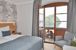 Double Room, Lake View | Premium bedding, minibar, in-room safe, laptop workspace - See- und Seminarhotel FloraAlpina (Vitznau)