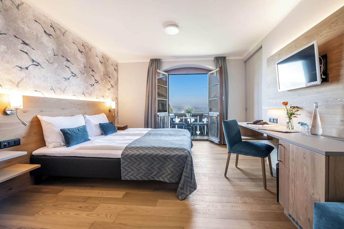 Deluxe Double Room | Premium bedding, minibar, in-room safe, laptop workspace