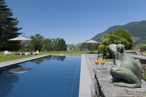 Piscine extérieure, parasols, chaises longues