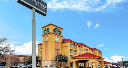 La Quinta Inn & Suites by Wyndham DFW Airport West - Bedford