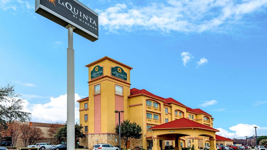 La Quinta Inn & Suites by Wyndham DFW Airport West - Bedford