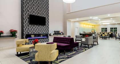 La Quinta Inn & Suites by Wyndham DFW Airport West - Bedford