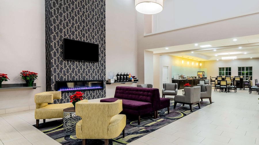 La Quinta Inn & Suites by Wyndham DFW Airport West - Bedford