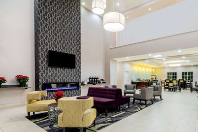 La Quinta Inn & Suites by Wyndham DFW Airport West - Bedford