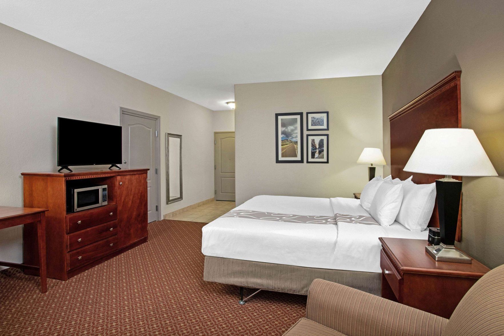 Luxe beddengoed, een bureau, verduisterende gordijnen