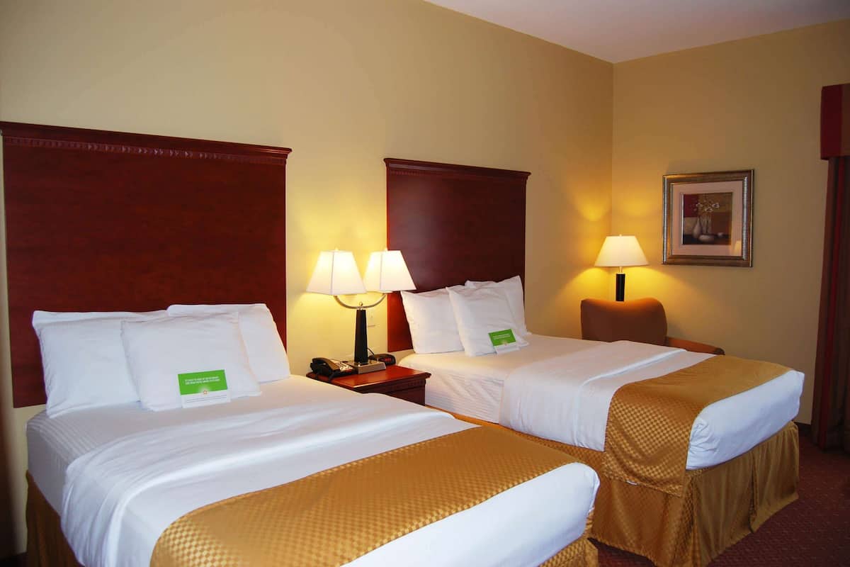 Room, 2 Katil Kelamin (Double), Accessible, Non Smoking (Tub with Grab Bars) | Peralatan tempat tidur premium, meja, langsir/tirai gelap terus 