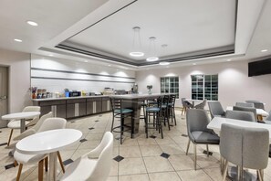 Free continental breakfast  - La Quinta Inn & Suites by Wyndham Fairfield TX (Fairfield)