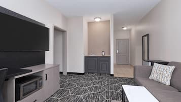 Suite Deluxe, 1 letto king, non fumatori | Biancheria da letto di alta qualità, una scrivania, tende oscuranti