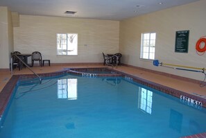 Indoor pool - La Quinta Inn & Suites by Wyndham Fairfield TX (Fairfield)