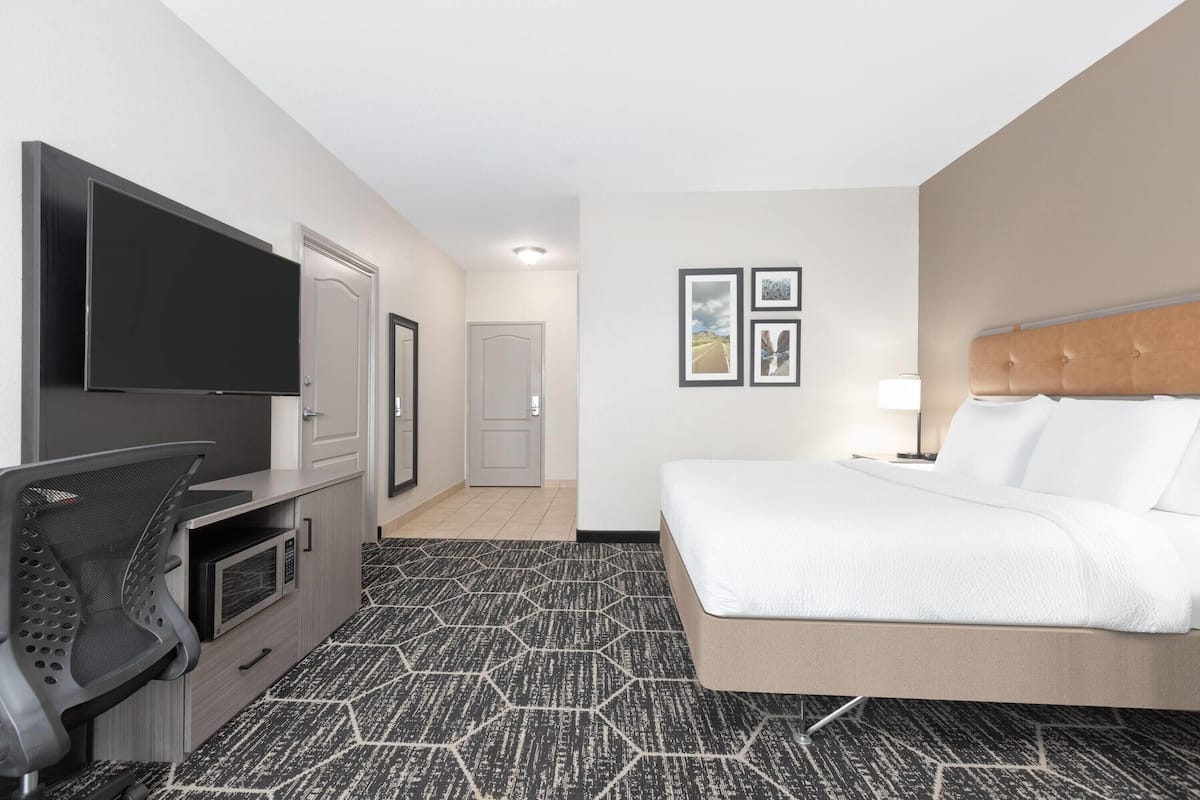 Peralatan tempat tidur premium, meja, langsir/tirai gelap terus 